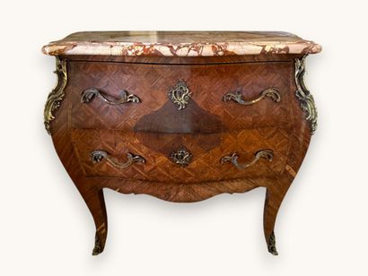Commode galbée marquetée en placage en losange,...