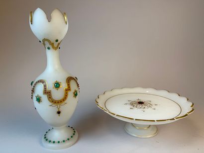 Vase tulipe sur piédouche à col découpé en...