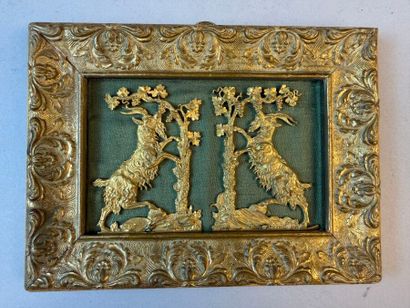 Paire de bas reliefs en métal doré figurants...