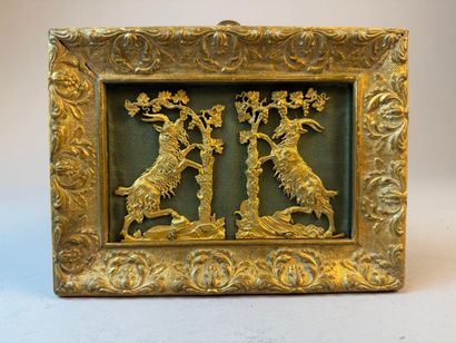 Paire de bas reliefs en métal doré figurants...
