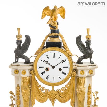 Pendule portique en marbre blanc, bronze...