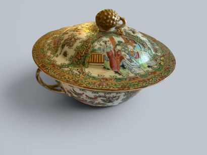 CHINA - GUANGZHOU, 20th century 
Lidded soup...