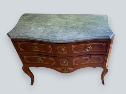 Commode galbée en placage marquetée de filets...