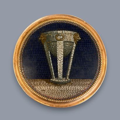Boite ronde en écaille, montée en or 14K...