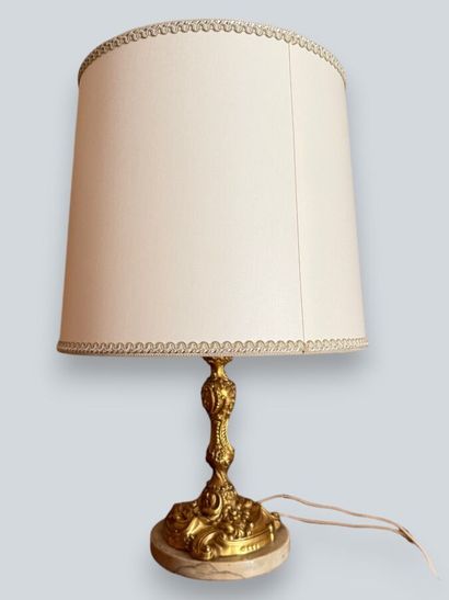 Deux pieds de lampe en bronze doré à décor...