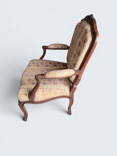 Fauteuil en bois naturel mouluré et sculpté...