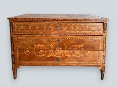 Chest of drawers with a veneer inlaid with...