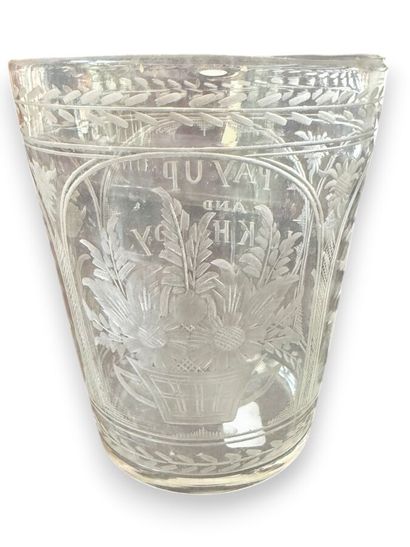 Vase en verre soufflé et gravé à l'acide...