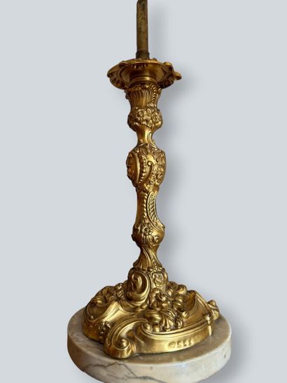Deux pieds de lampe en bronze doré à décor...