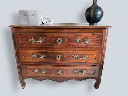 Commode en bois naturel mouluré et sculpté...