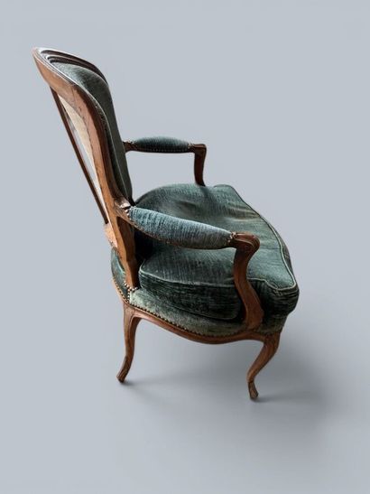 Paire de fauteuils cabriolet en hêtre mouluré...