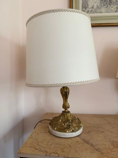 Deux pieds de lampe en bronze doré à décor...