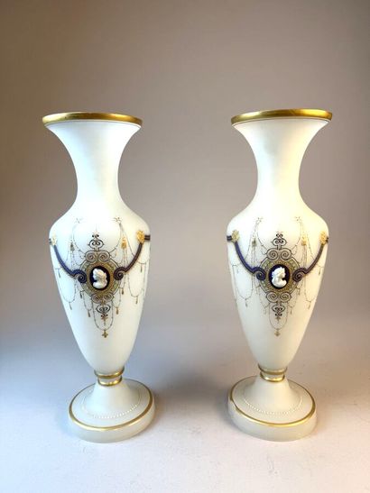 Paire de vases amphore en opaline blanche...