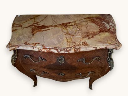 Commode galbée marquetée en placage en losange,...