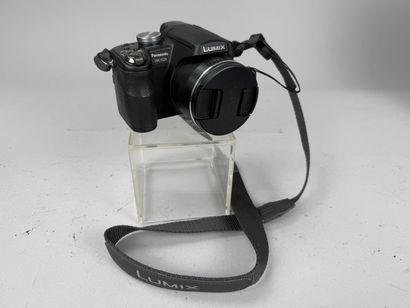 [ CAMERAS ] 
Set of three assorted digital...