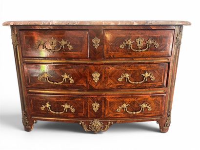 Commode Régence en placage de palissandre...