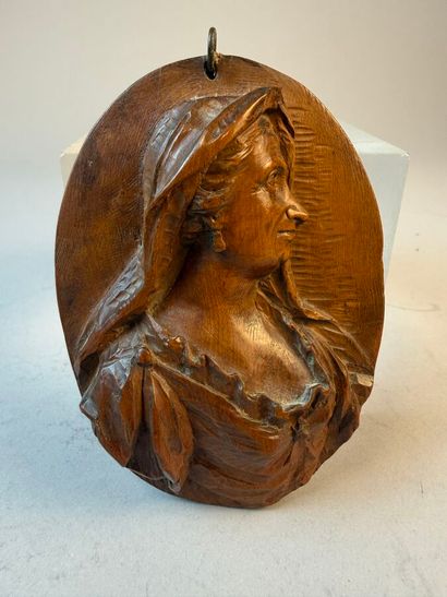 Portrait d'une femme de qualité de profil
Médaillon...