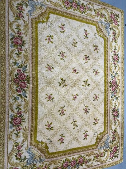 Savonnerie-style rug (France, mid-20th century)
Ivory...
