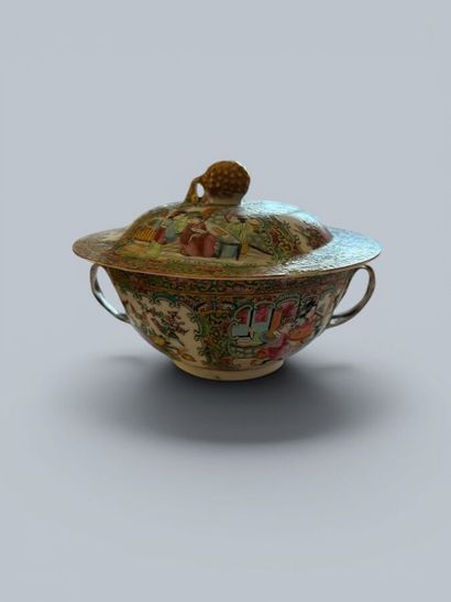 CHINA - GUANGZHOU, 20th century 
Lidded soup...