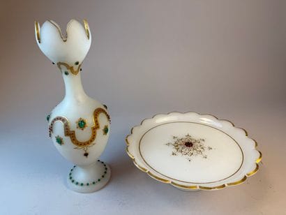 Vase tulipe sur piédouche à col découpé en...