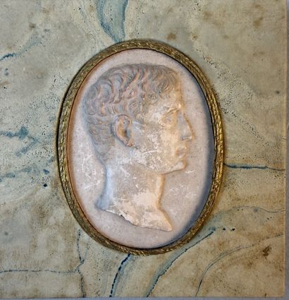 Réunion de trois camées encadrés
- Portrait...