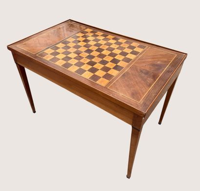 Table à jeu tric-trac en placage de noyer,...