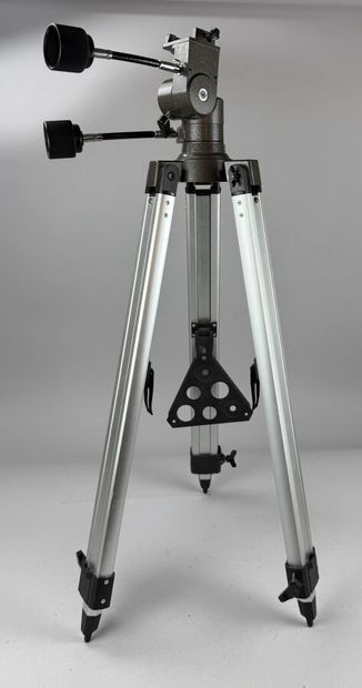 [PHOTOGRAPHY ACCESSORIES] 
Set of four assorted...