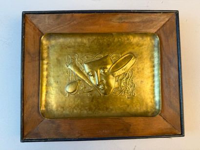 Plaque en dinanderie de cuivre repoussé figurant...