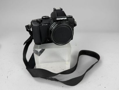 [ CAMERAS ] 
Set of three assorted digital...