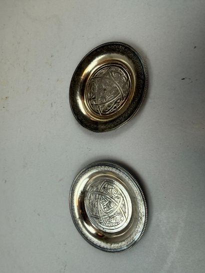 Deux petites coupelles en argent 800 °/°°le...