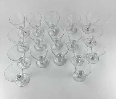BACCARAT 
Partie de service de verres à pied...
