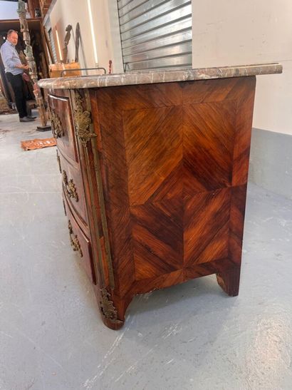 Commode Régence en placage de palissandre...