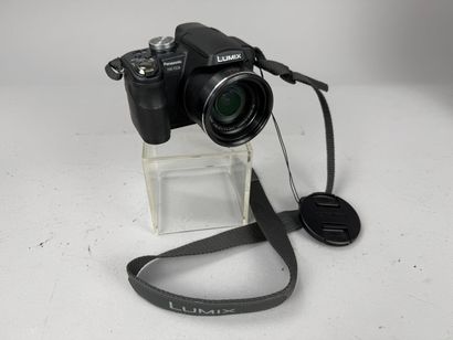 [ CAMERAS ] 
Set of three assorted digital...