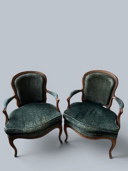 Paire de fauteuils cabriolet en hêtre mouluré...