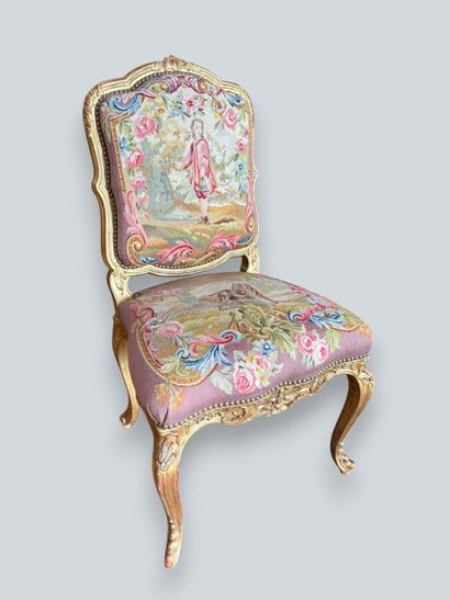 Chaise en bois doré mouluré et sculpté à...