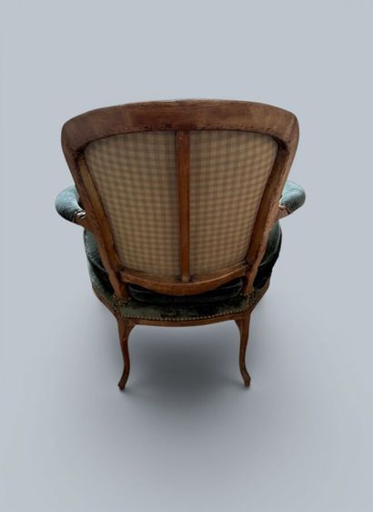 Paire de fauteuils cabriolet en hêtre mouluré...