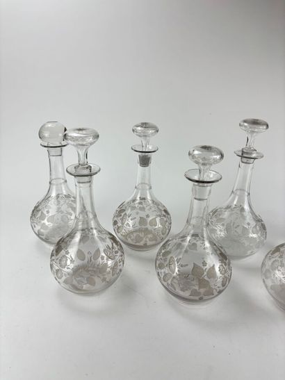 Suite de huit carafes en cristal à décor...