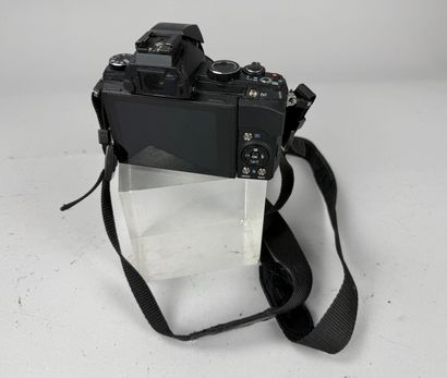 [ CAMERAS ] 
Set of three assorted digital...