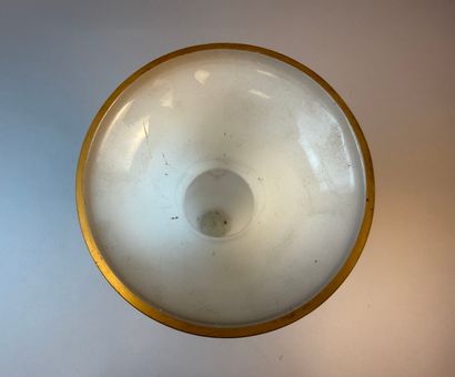 Paire de vases amphore en opaline blanche...