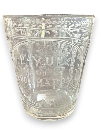 Vase en verre soufflé et gravé à l'acide...