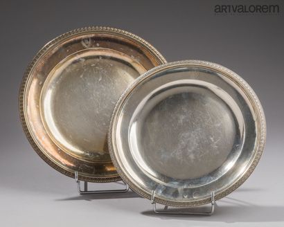 PARIS 1819-1838
Deux plats rond en argent...