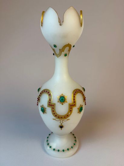 Vase tulipe sur piédouche à col découpé en...