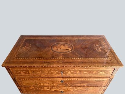 Chest of drawers with a veneer inlaid with...