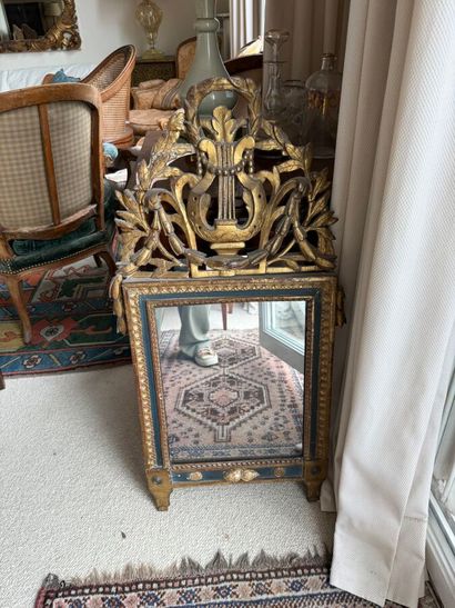 Miroir en bois doré sculpté de frises de...
