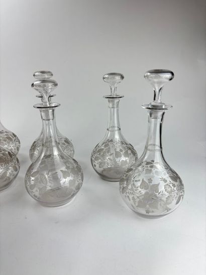 Suite de huit carafes en cristal à décor...