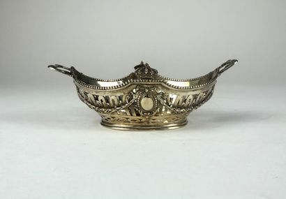 800° silver cup /°° on a pedestal, in an...