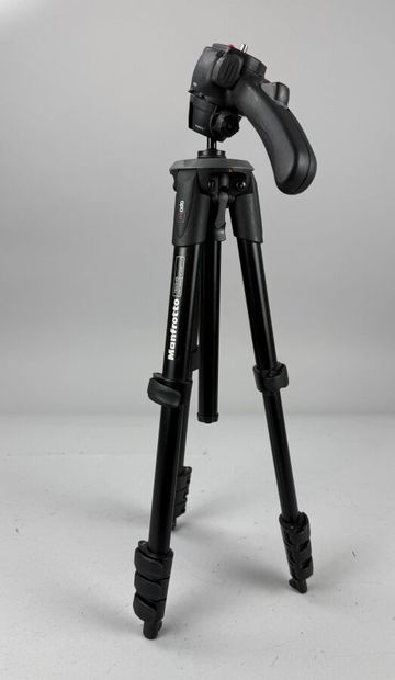[PHOTOGRAPHY ACCESSORIES] 
Set of four assorted...
