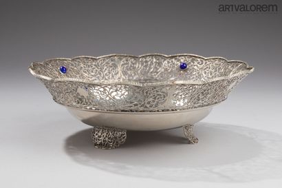 Circular silver cup, 800°/°, with a wide...