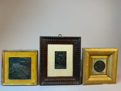 Réunion de trois médailles et plaquettes...