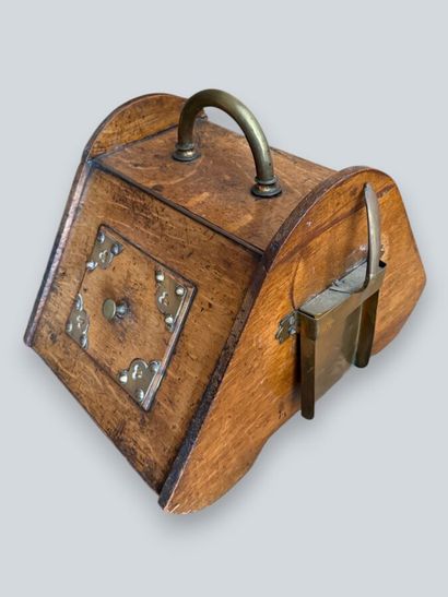 Wood and brass coal bucket. 
42 x 52 x 33...